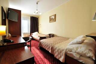 Отель Hotel Continental Крыница-Морска Двухместный номер с 2 отдельными кроватями и балконом-1
